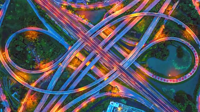 夜间交叉口细节中的高速公路，高速公路和高速公路的鸟瞰图