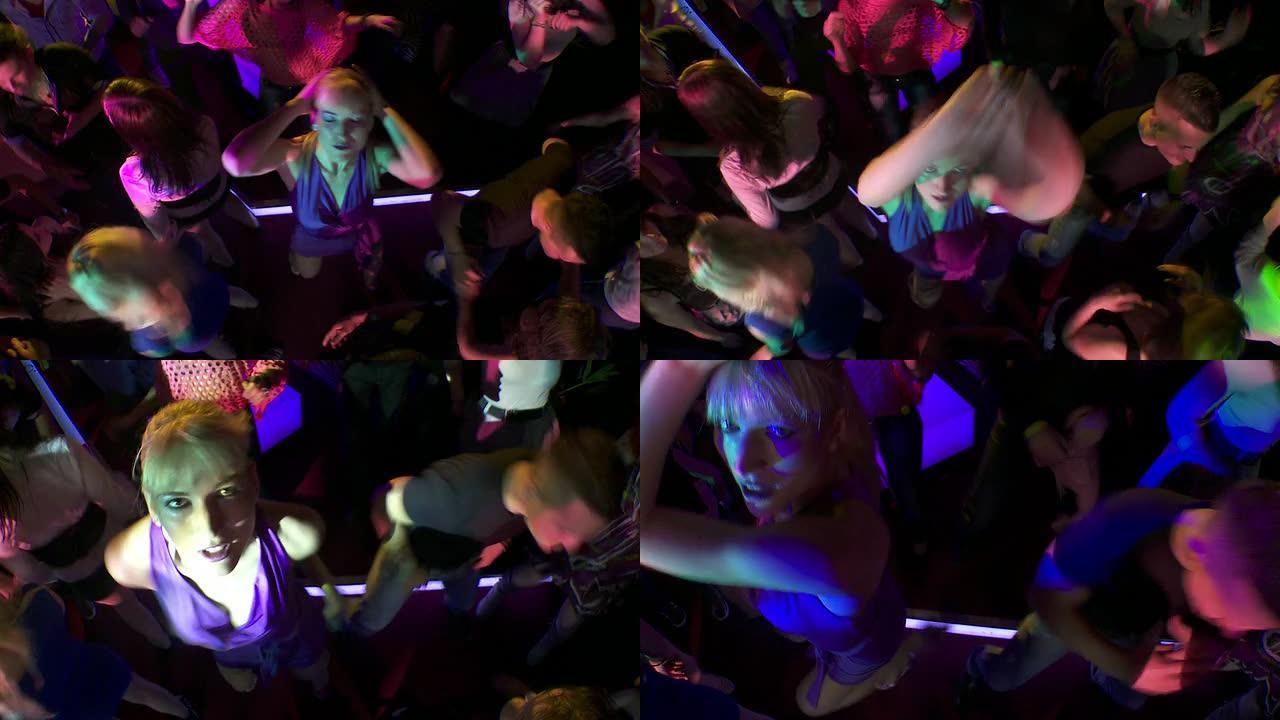 高清: 年轻迷人的女人在俱乐部跳舞