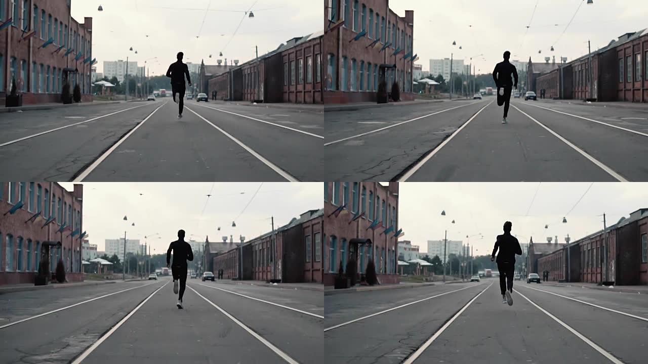 一个男人在老城区的街道上跑步。后视图。在通往成功和达到目标的路上。对比照片