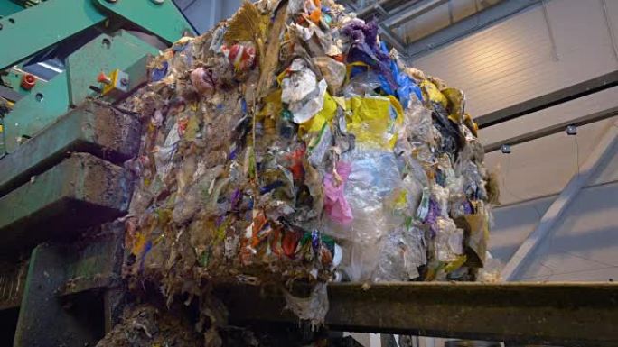 垃圾在回收厂堆积如山。延时。