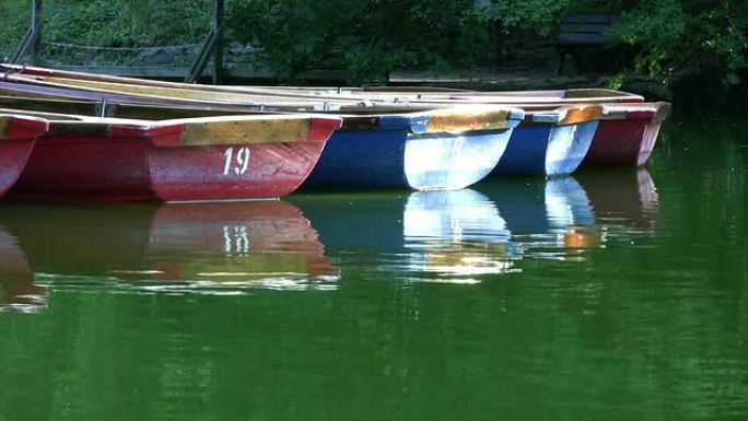 漂浮在湖面上的小型划艇，复制空间，高清