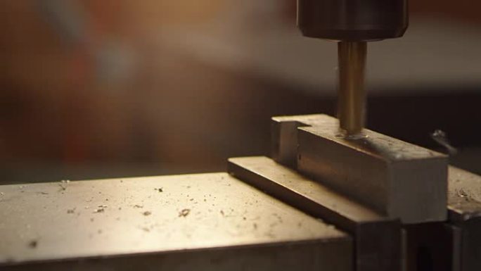 R3D工厂拍摄的钻孔金属块特写