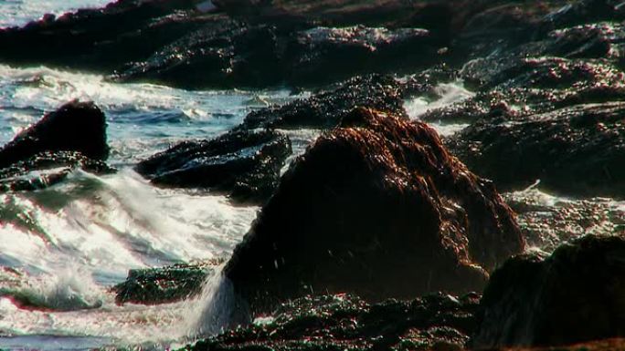 高清慢动作波浪冲击岩石