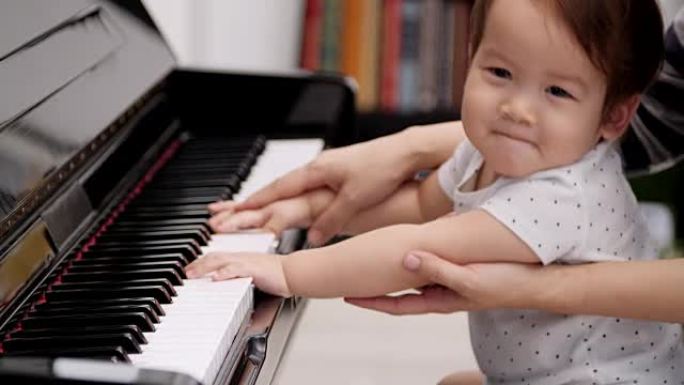 小孩和母亲一起弹钢琴的手的特写镜头