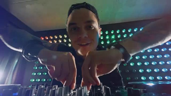 近距离观看的DJ用双手转动旋钮。