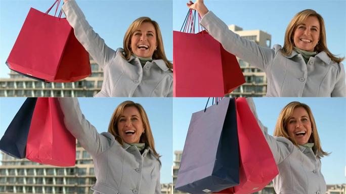 快乐的阿曼展示她的购物袋