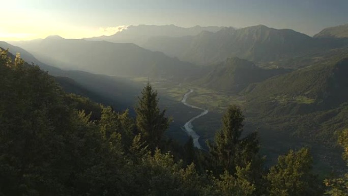 空中: 朦胧的早晨蜿蜒蜿蜒的河流蜿蜒穿过山谷
