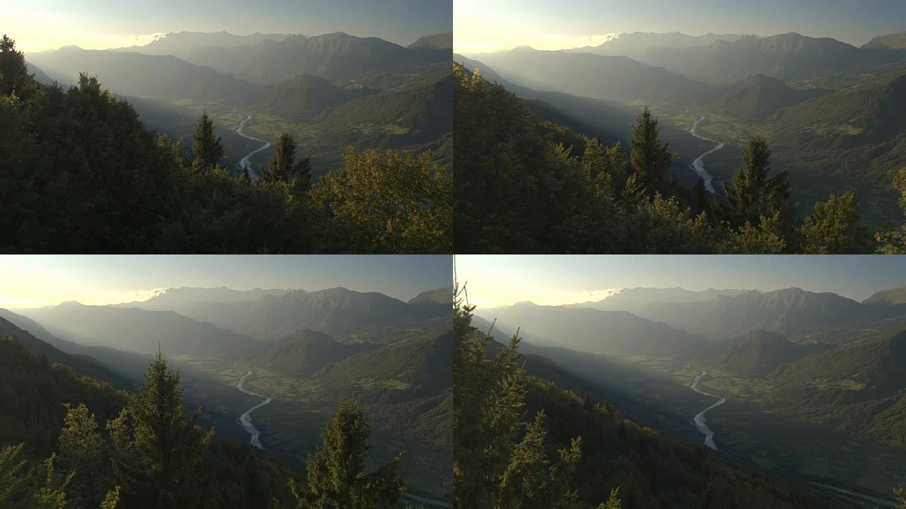 空中: 朦胧的早晨蜿蜒蜿蜒的河流蜿蜒穿过山谷