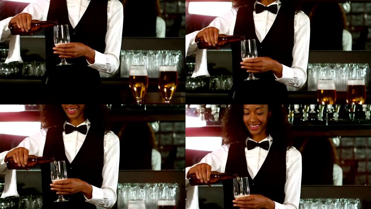 漂亮的酒吧服务员在玻璃杯里倒啤酒