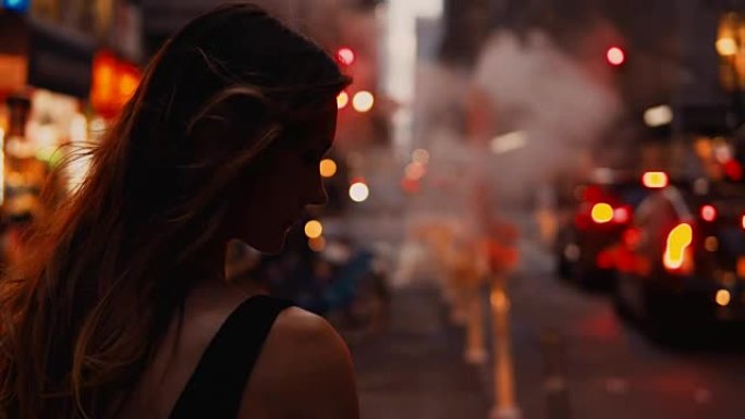 站在美国纽约市中心靠近烟管的交通路附近的年轻美女的特写镜头