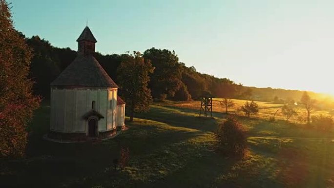 太阳女士照耀着斯洛文尼亚Prekmurje宁静，田园诗般的乡村景观和圆形教堂