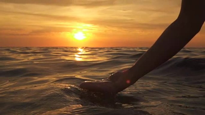 慢动作: 用手指捕捉水，并在日落时将其倒入海中