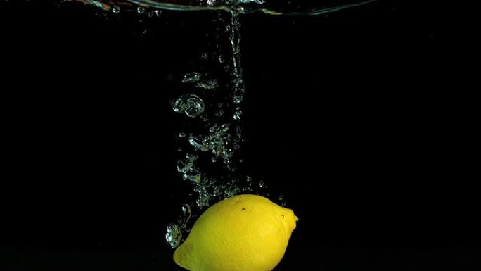 柠檬滴入水中