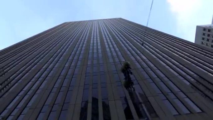 驾车经过大城市的现代玻璃高高的摩天大楼