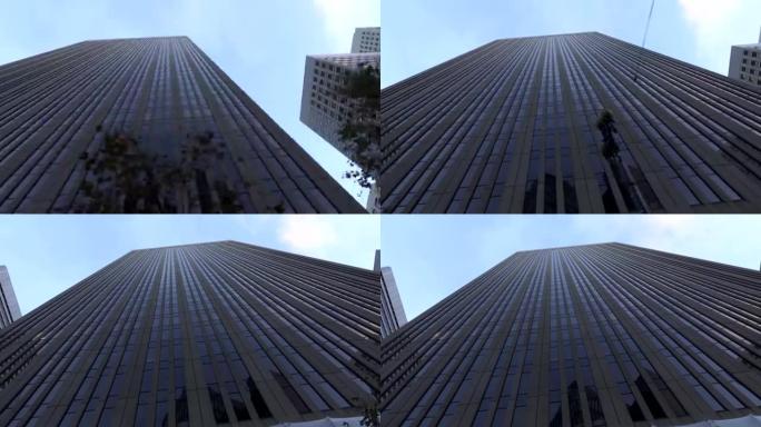 驾车经过大城市的现代玻璃高高的摩天大楼