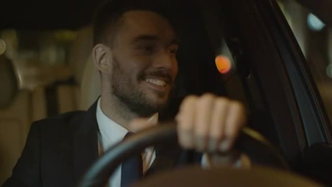 快乐微笑的商人在晚上开车时表演获胜手势