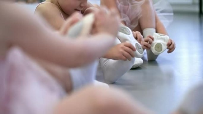 孩子们穿上芭蕾舞鞋