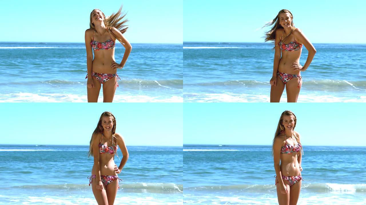 年轻女子在海滩上扔头发
