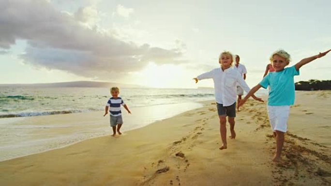 日落时海滩上的幸福家庭