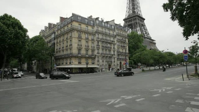 巴黎街景，背景是艾菲尔铁塔
