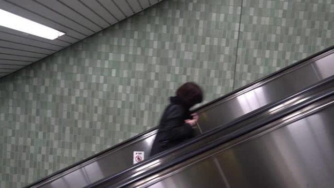 大阪地铁站内的骑乘自动扶梯