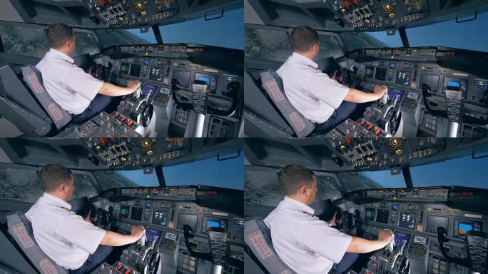 飞行员坐在飞行模拟器里，让飞机向左转弯。4 k。