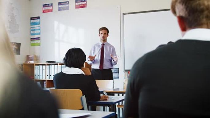 十几岁的学生在教室里听男老师