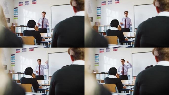 十几岁的学生在教室里听男老师