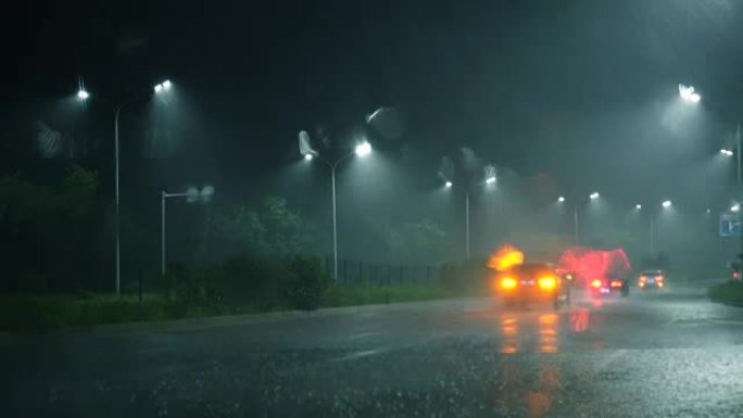 大雨，从车窗看