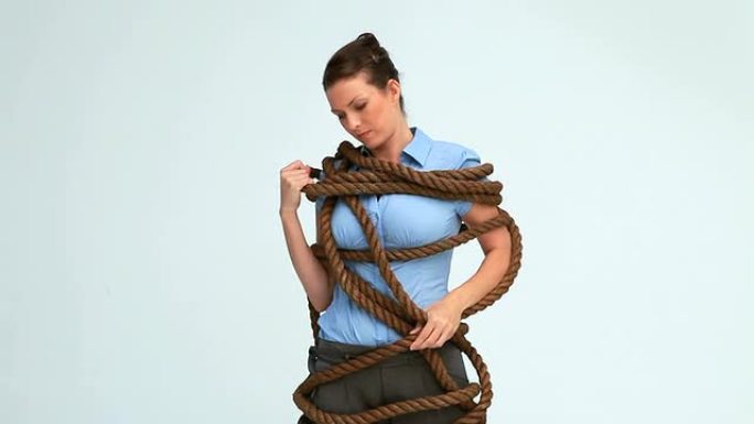 用绳子连接的女人