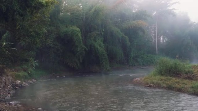 泰国日出时的派河全景。