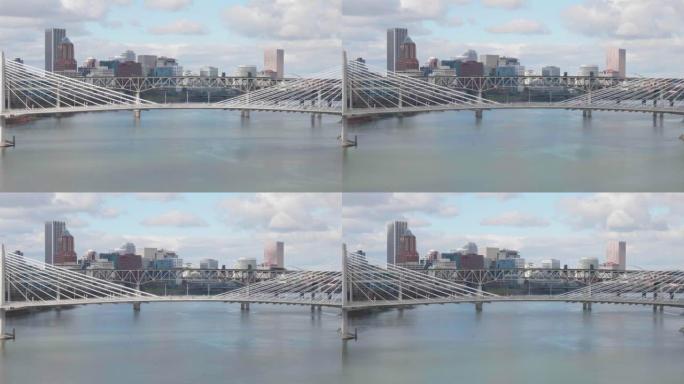 TL: 背景为城市的人行天桥和州际大桥