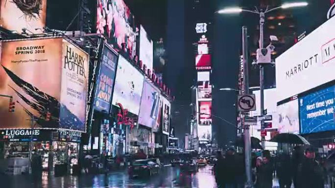 晚上有著名的纽约黄色出租车的平底锅时代广场