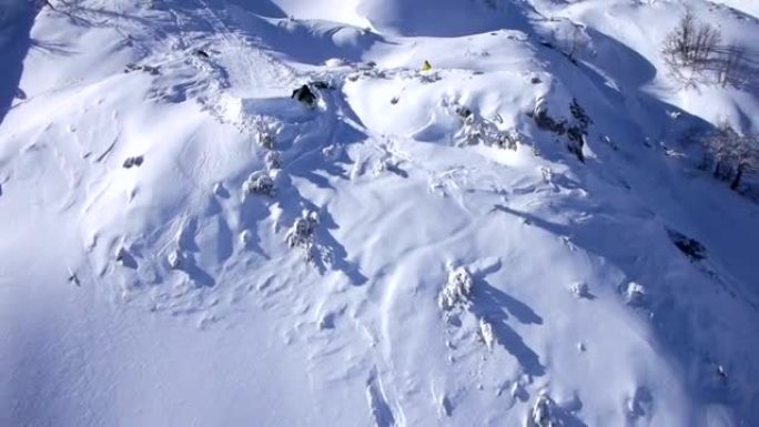 空中: 单板滑雪运动员跳粉踢脚