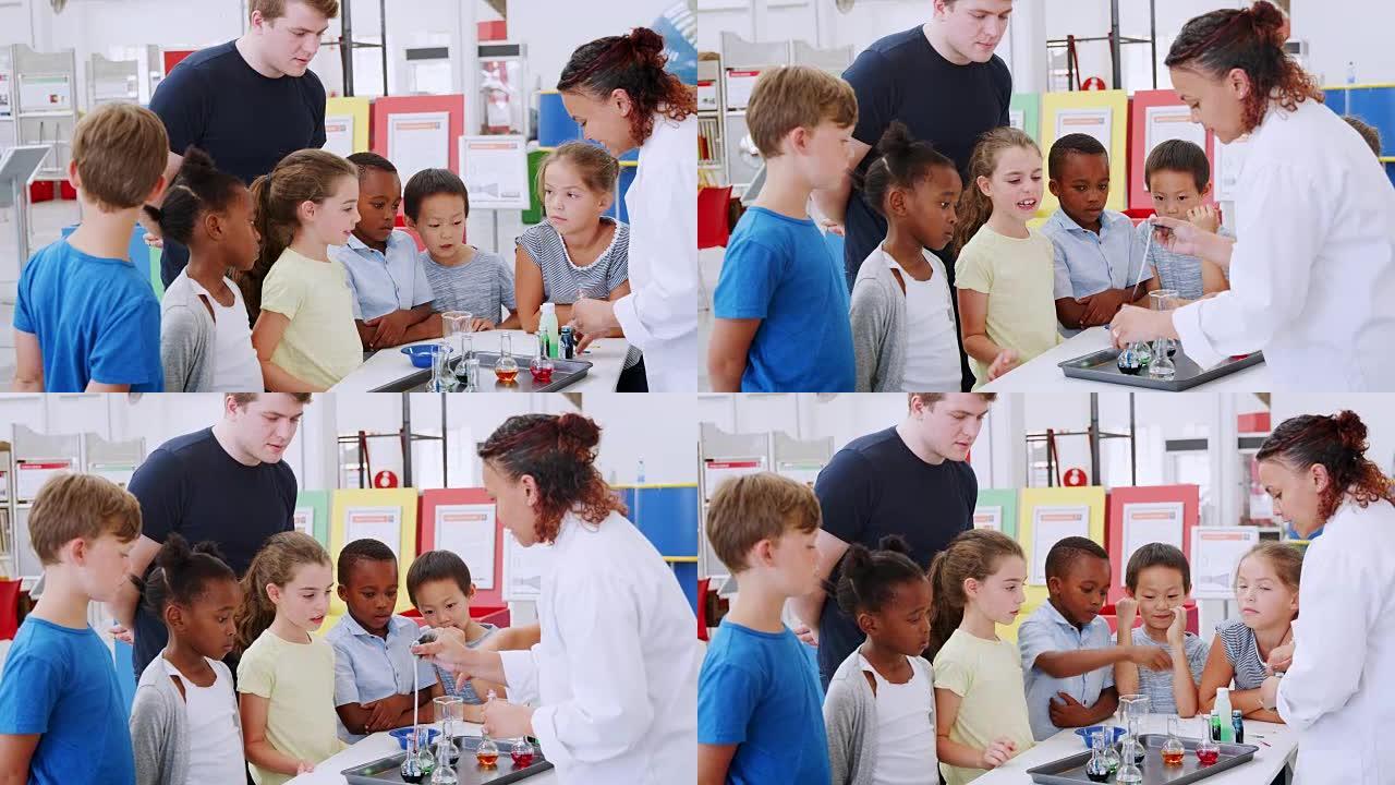 孩子们和老师在科学中心观看实验
