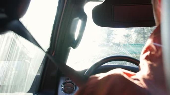 在乡村道路上驶入阳光，后排乘客的POV，在R3D上拍摄