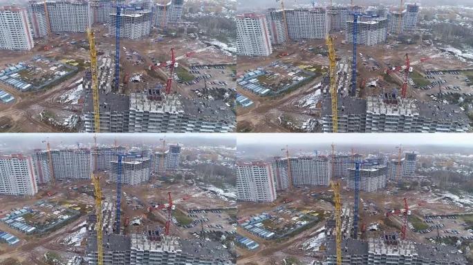 一个有几栋建筑和移动卡车的建筑工地。