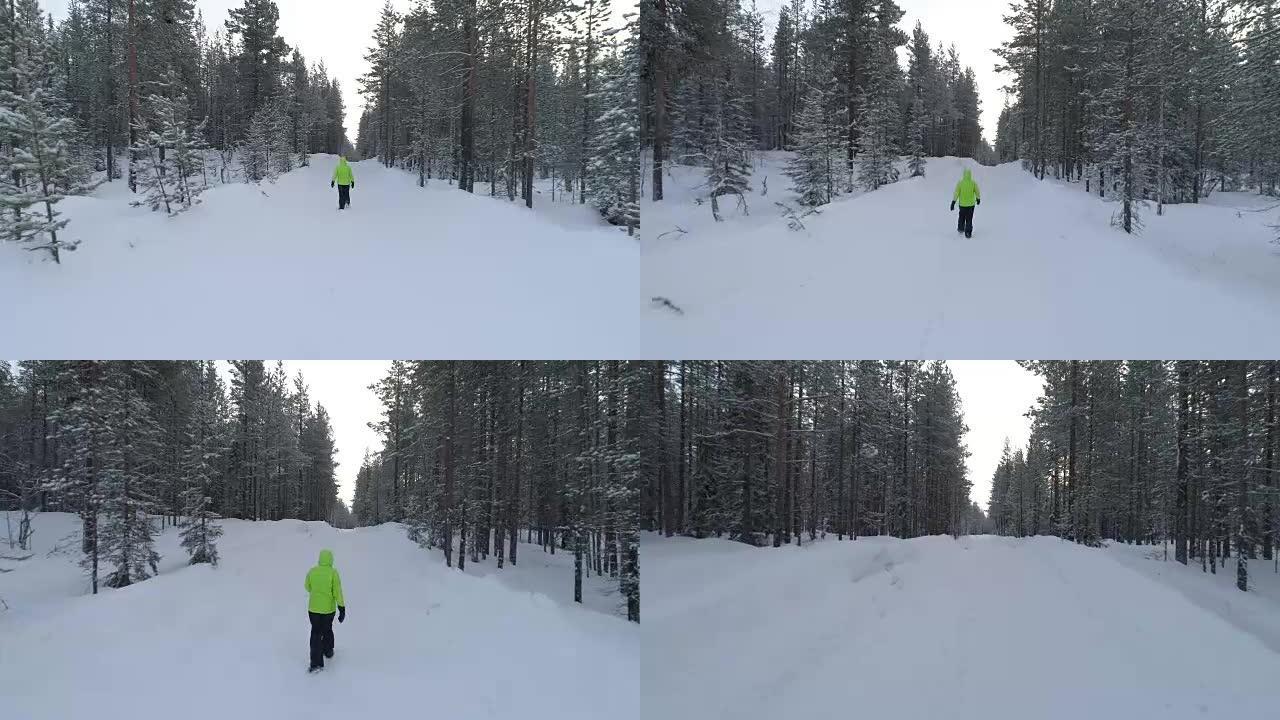 芬兰神奇冬季森林的道路上涉雪的特写女人