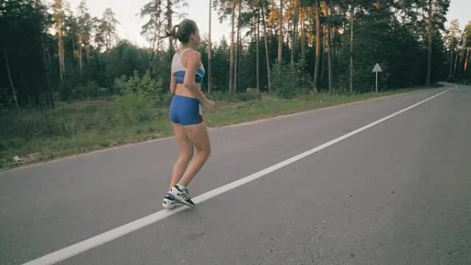 运动健壮的女人在公园慢跑。慢动作。Steadycam镜头