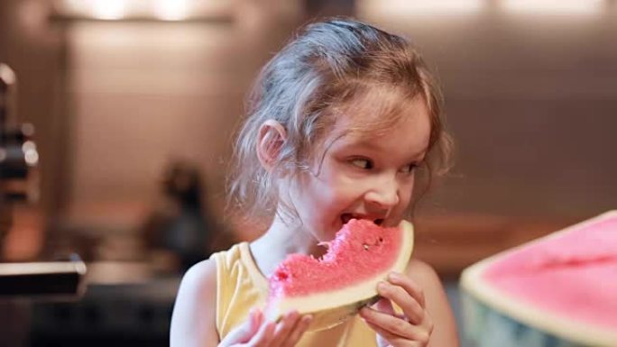 厨房里拿着一大块西瓜的可爱小女孩的肖像。女性舔水果咬块