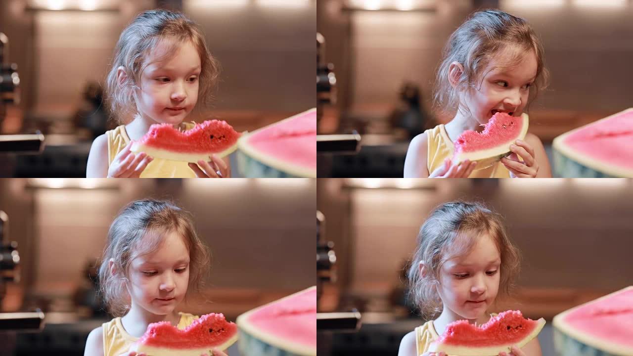 厨房里拿着一大块西瓜的可爱小女孩的肖像。女性舔水果咬块