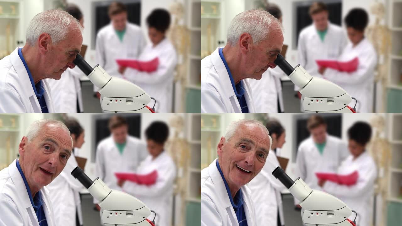 医学教授通过显微镜观察