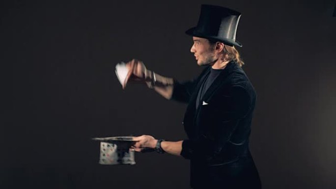 魔术师表演纸牌把戏。