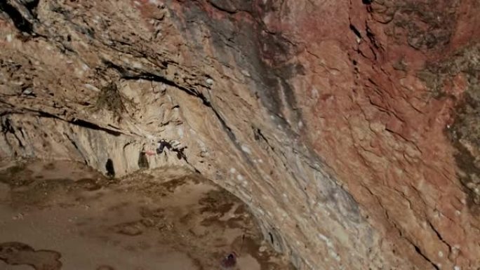 青少年攀岩攀爬比利牛斯山脉悬崖的航拍视频