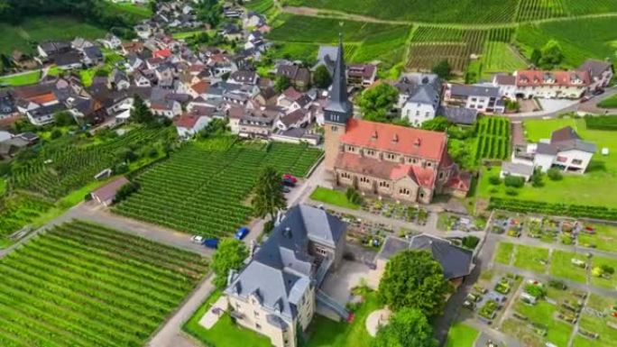 空中: 德国拥有葡萄园和田园诗般的小镇的酿酒厂
