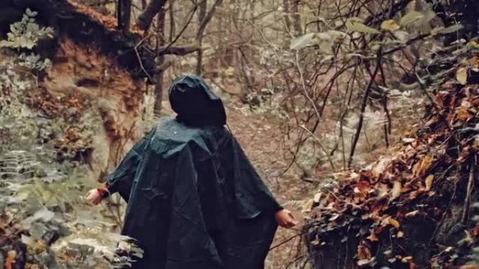 女人在雨中探索荒野地区