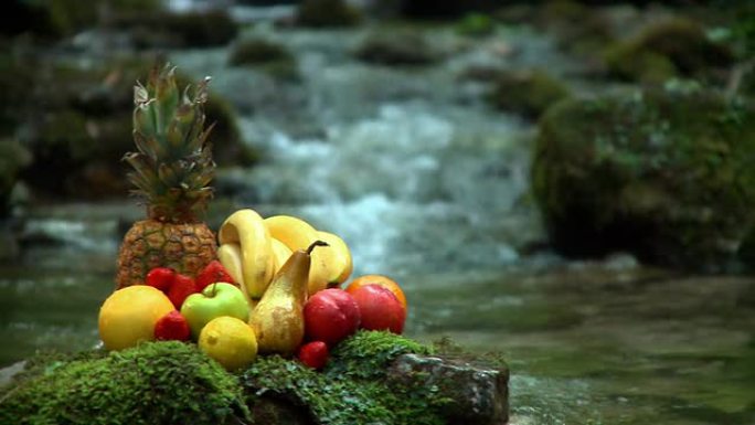 高清: 瀑布边的水果