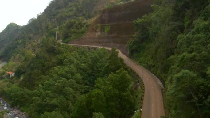 蜿蜒的山路。鸟瞰图