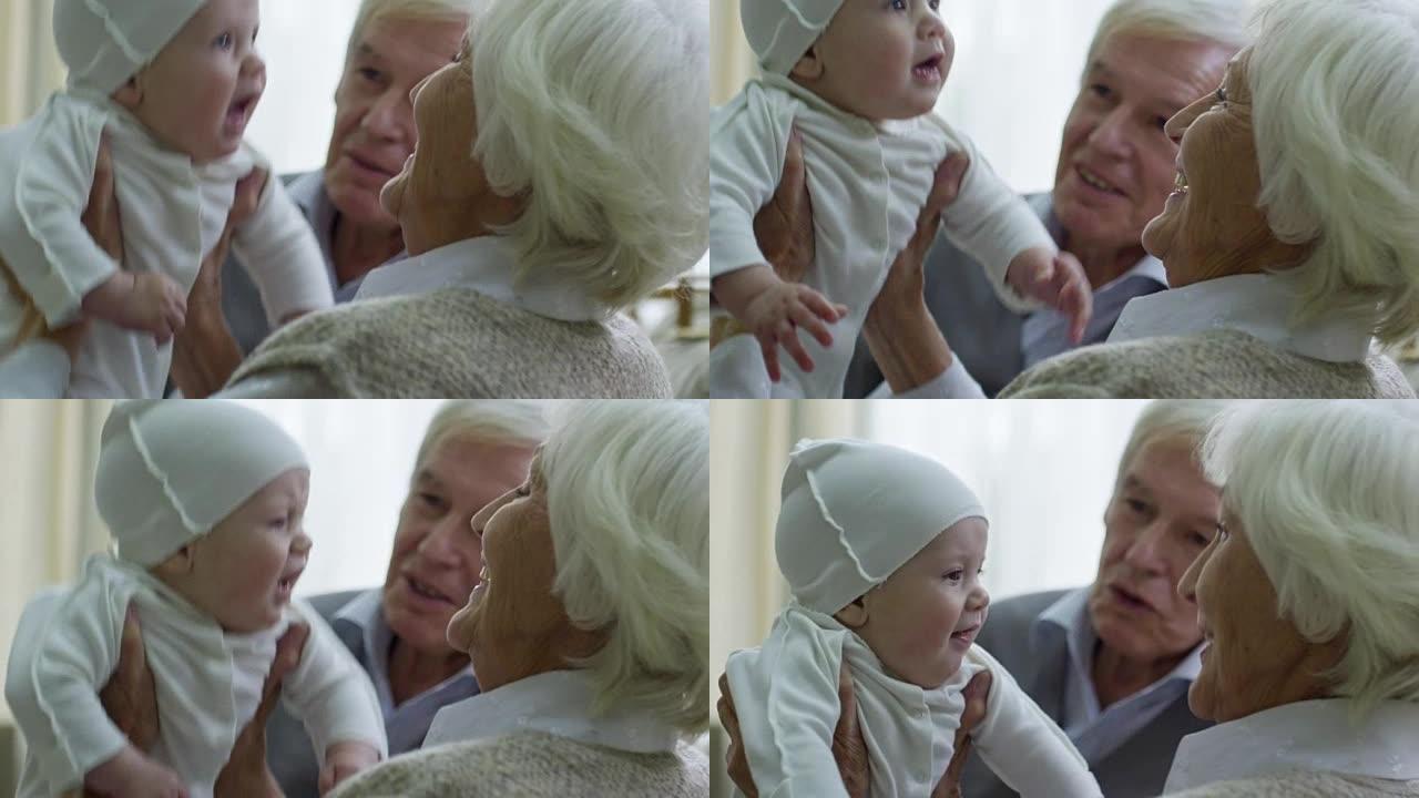 快乐的祖母和男婴一起玩