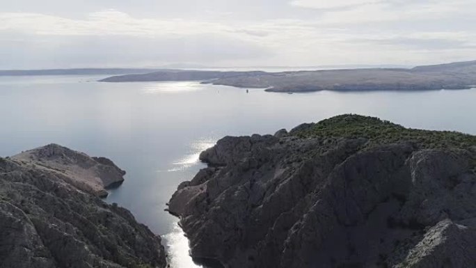 带河口的岩石海岸鸟瞰图。扎夫拉特尼察湾